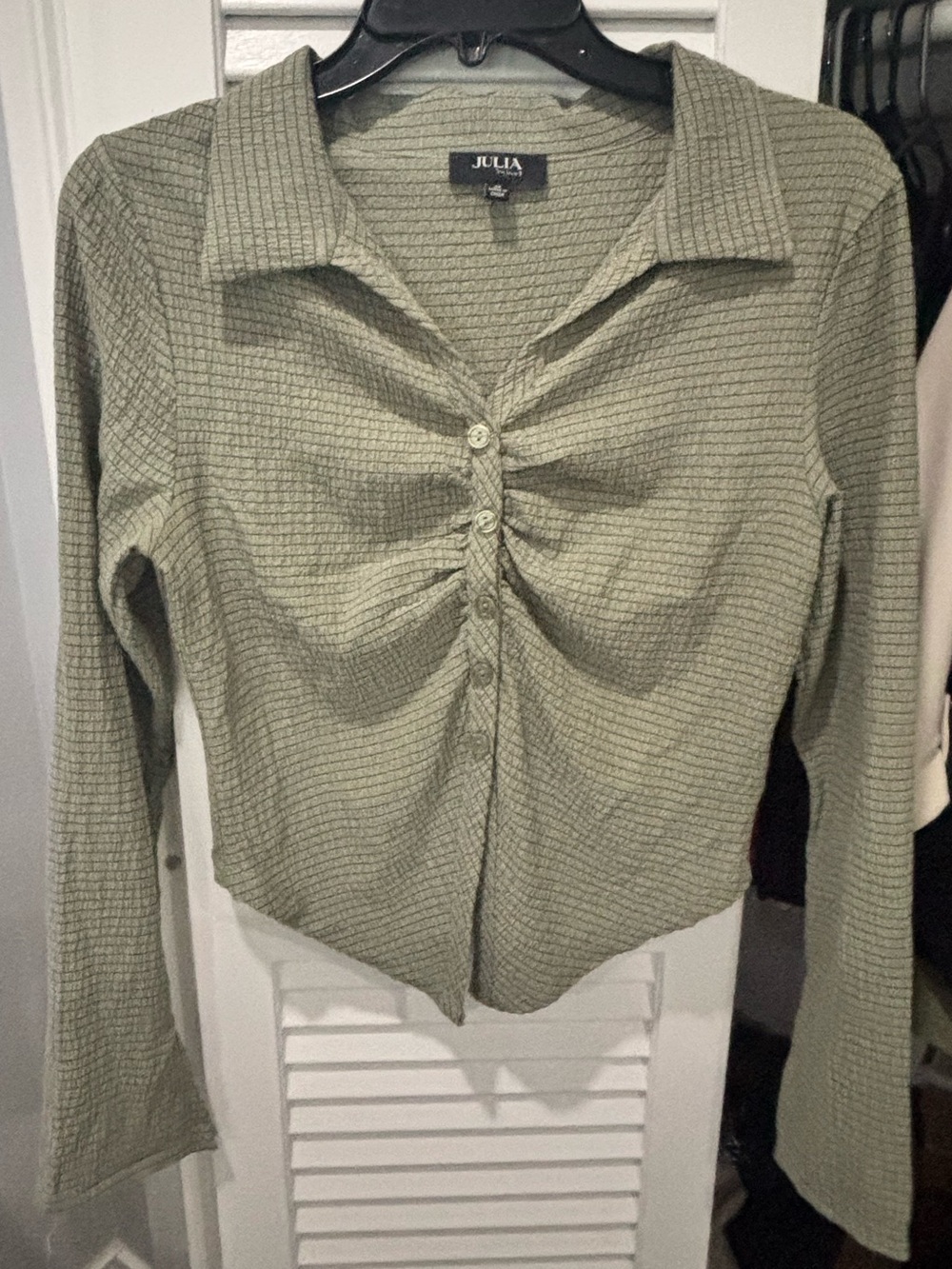 ESSENTIAL! 🔥 Olive Green Ruched Button Up Collared Top - Picture 2 of 5